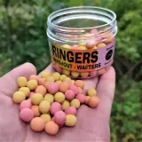 Kolorowe kulki zanętowe Ringers Washout - Wafters w dłoni, obok słoiczka. Idealne na połów.