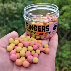 Kolorowe kulki zanętowe Ringers Washout - Wafters w dłoni, obok słoiczka. Idealne na połów.