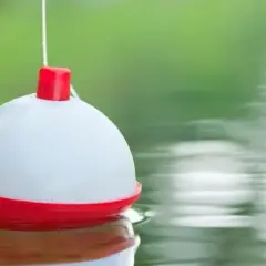 Jaka wędka na spławik na jezioro? Wybierz idealną!