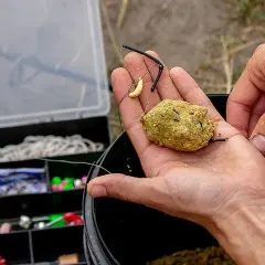 Jak założyć pellet na haczyk? Skuteczne metody i porady