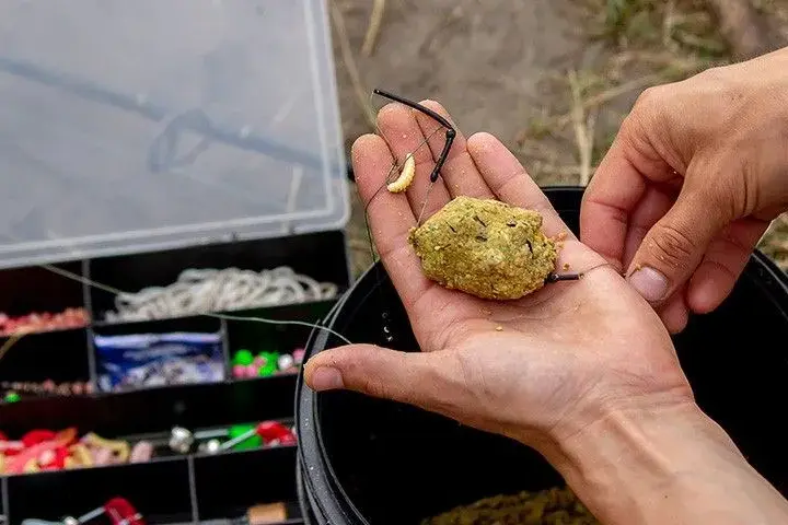 Jak założyć pellet na haczyk? Skuteczne metody i porady