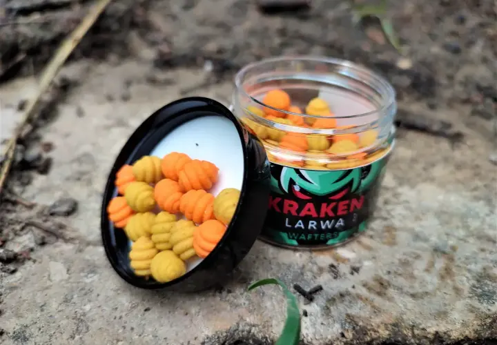 Pomarańczowe i żółte kulki przynęty na karpia Kraken Larwa Wafters. Jaki smak pelletu na karpia? Te kuszą ryby!
