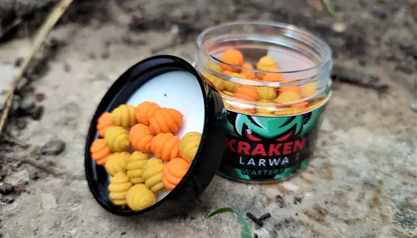 Pomarańczowe i żółte kulki przynęty na karpia Kraken Larwa Wafters. Jaki smak pelletu na karpia? Te kuszą ryby!