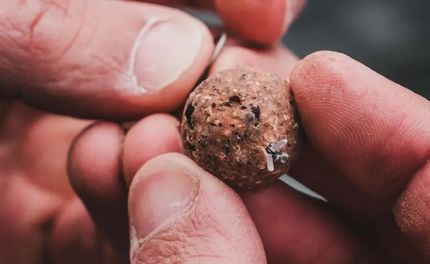 Jak zakładać pellet haczykowy? 3 metody, które działają